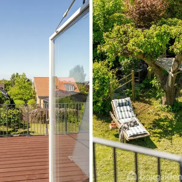 En balkon med trædæk åbner ud til en have. Huset har rødt tag. En liggestol står under et træ i skyggen, omgivet af frodigt grønt græs og buske.