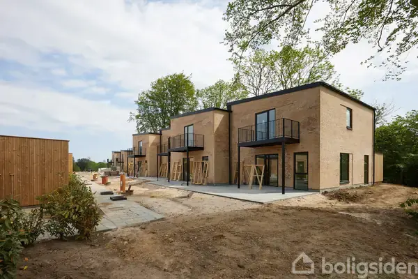 Nyopførte 2-plans arkitekttegnede rækkevillaer med attraktiv beliggenhed midt i byen