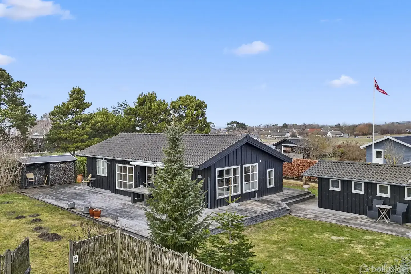 Et sommerhus med 3 soverum, hems og mulighed for 4. værelse – hvor hjerterum og kystens rolige rytme mødes