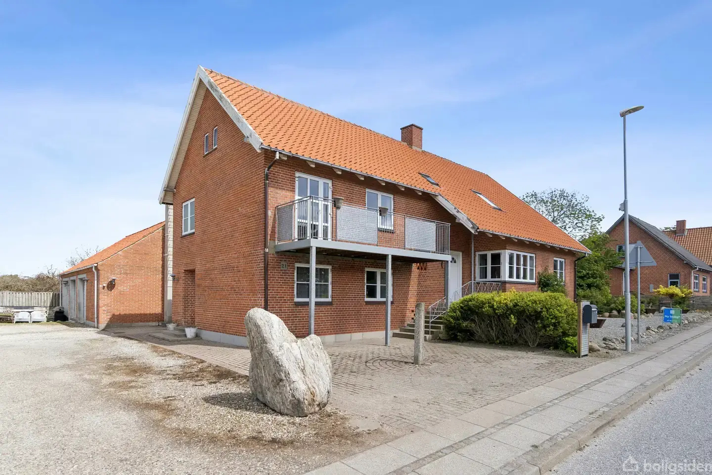 Særdeles spændende og rummelig villa