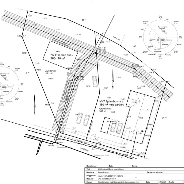 Bygningsplan viser to nye enfamiliehuse på 115 og 160 kvadratmeter, inklusiv carport. Området er markeret med stier, veje og parkeringspladser. Nederst står: "Alle mål er i mm. Mål tegnet te stål…visse afvigelser."