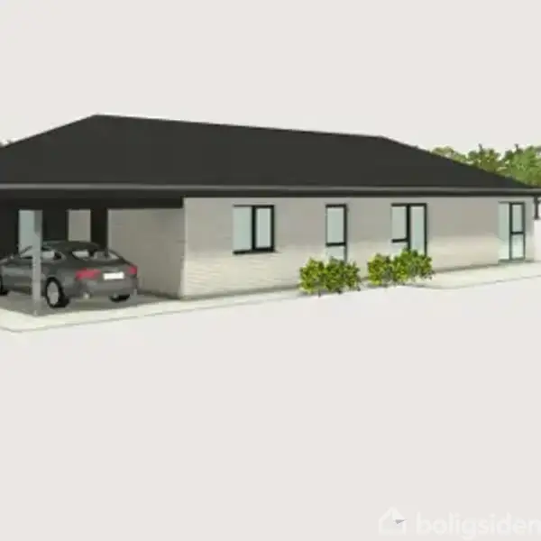 En moderne én-etagers bygning med fladt, sort tag. En bil er parkeret i en carport ved siden af huset. Bygningen er omgivet af træer i baggrunden.