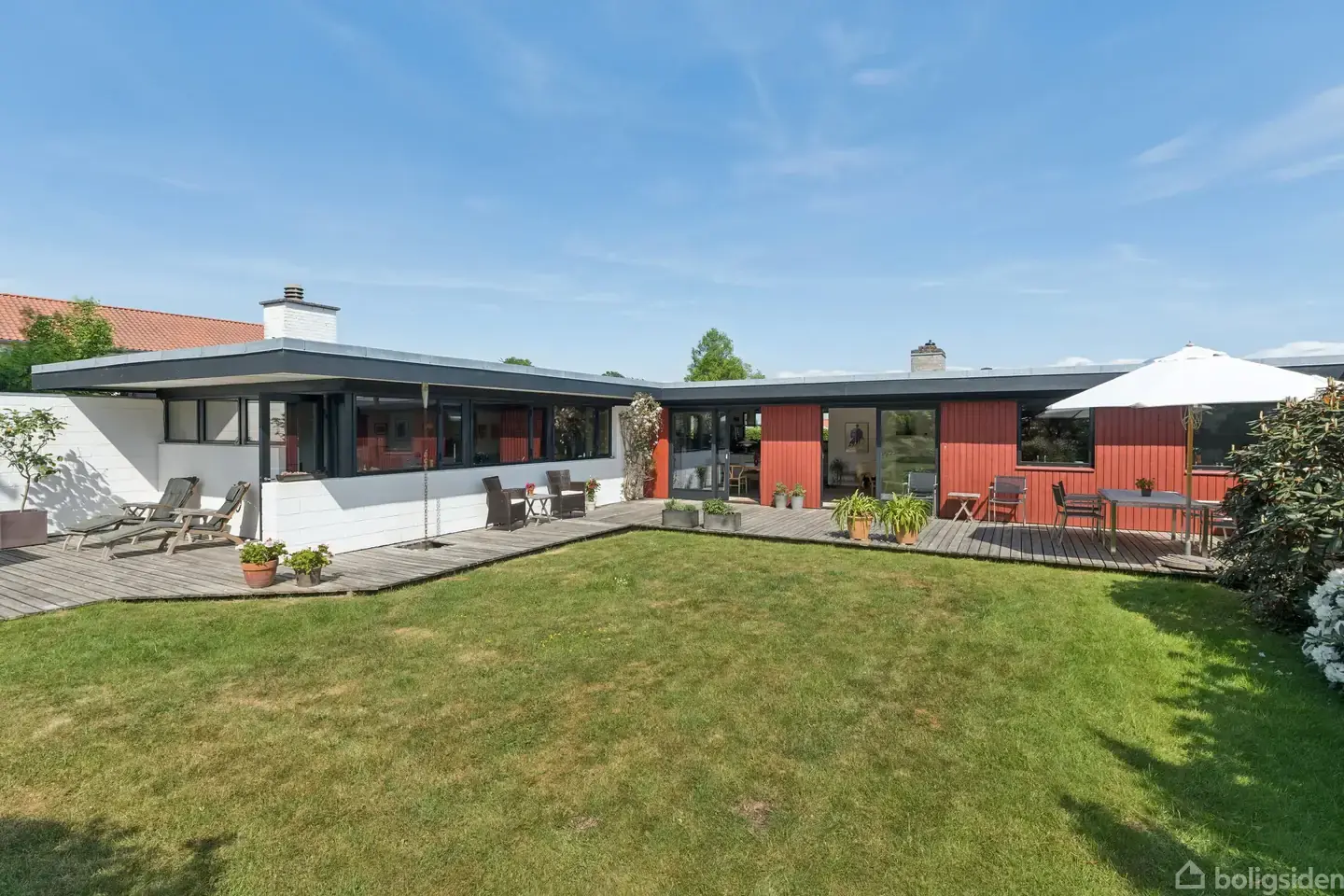 Modernistisk, arkitekttegnet dobbelthus i Snekkersten