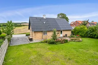 Villa på Lundgårdevej 6, Grumstrup, 8732 Hovedgård