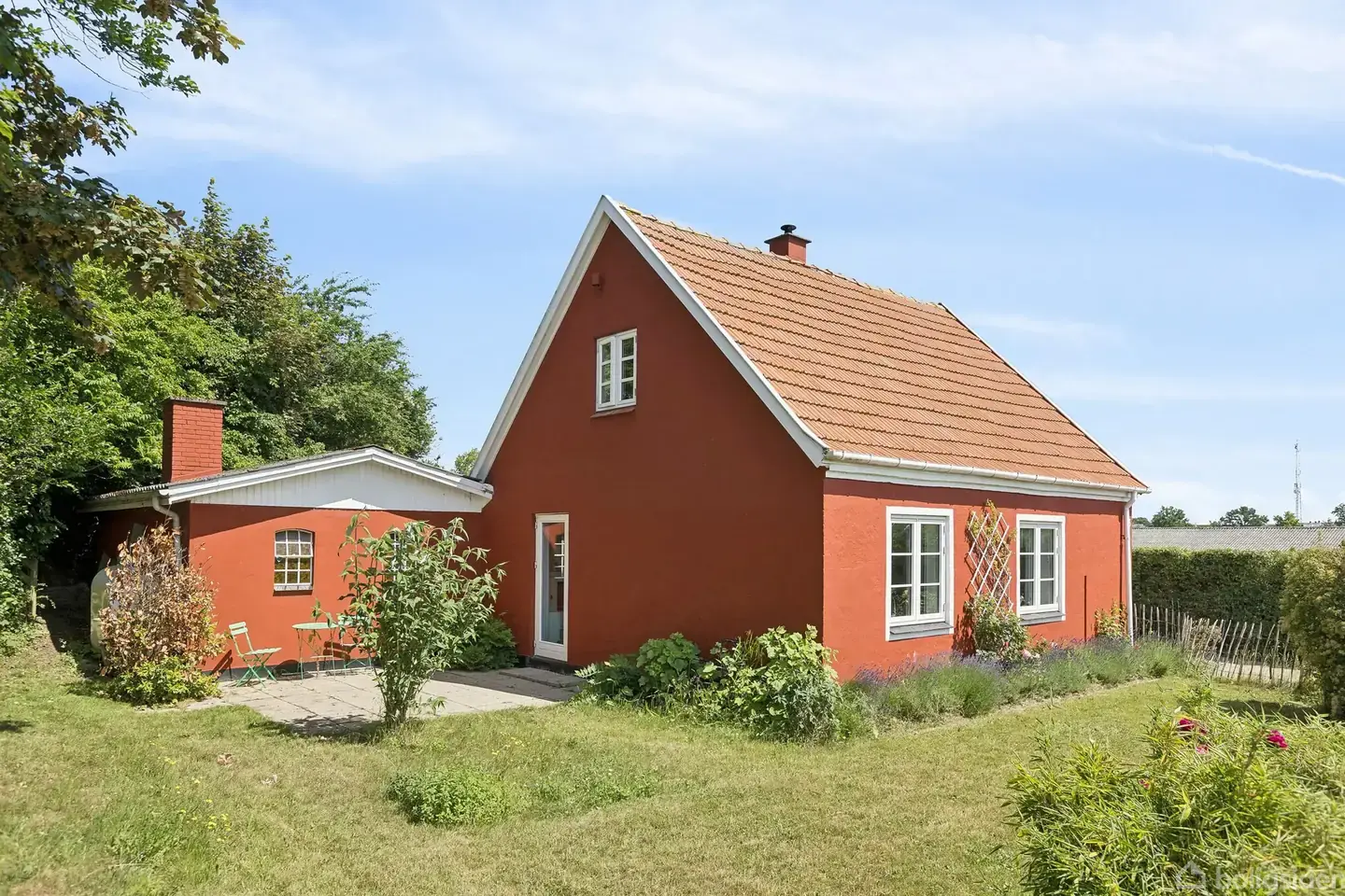 HYGGELIG OG INDFLYTNINGSKLAR VILLA I GÅAFSTAND TIL BYMIDTEN