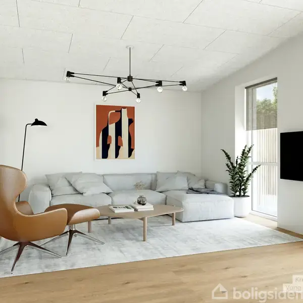 En lys stue har en grå hjørnesofa omkring et sofabord. En lænestol står til venstre. Der hænger en abstrakt plakat på væggen og en moderne lampe i loftet. En plante og et stort vindue er til højre.