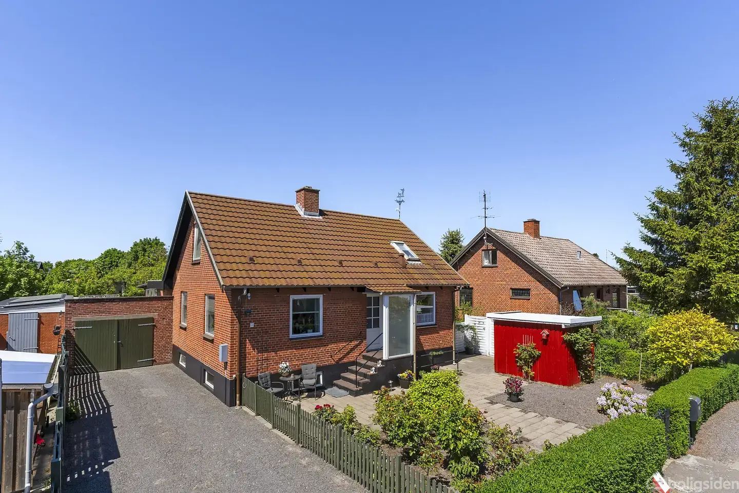 Rummelig villa beliggende for enden af en rolig blind vej