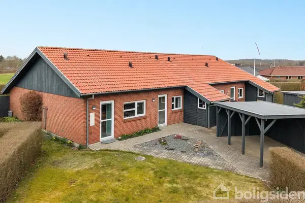 Velholdt 1 plans andelsbolig med skøn have i Kibæk