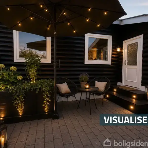 Terrasse med borde og stole, omgivet af planter i krukker. En stor parasol med lyskæder skaber en hyggelig stemning. Mørk træfacade med oplyst dør. Tekst: "VISUALISERING".