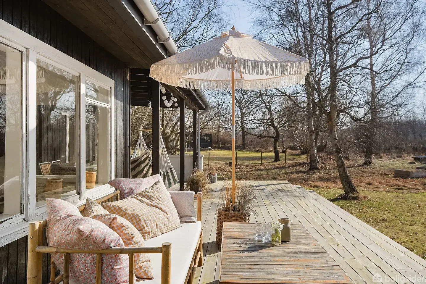 Hyggeligt sommerhus med et flot Ikea køkken fra 2023 og en stor lækker træterrasse