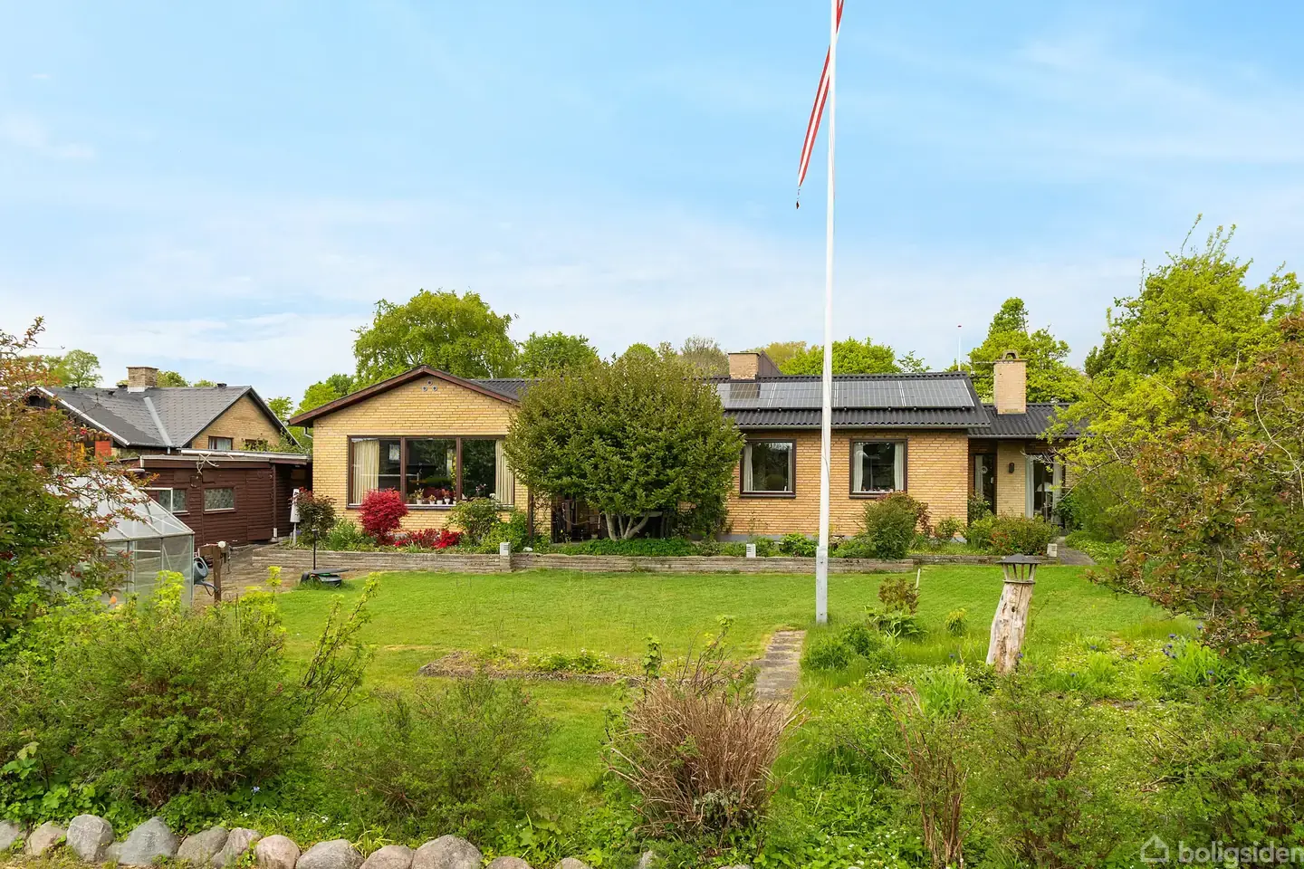 RUMMELIG FAMILIEVILLA MED SPÆNDENDE PLANLØSNING OG PÅ EN MEGET ATTRAKTIV BELIGGENHED
