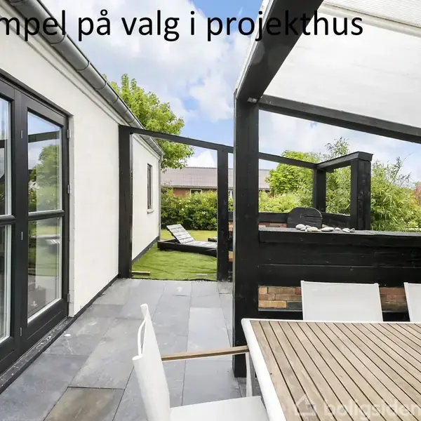 Terrassebord med hvide stole står under en overdækket pergola. I baggrunden ses græsplæne og himmel. Tekst: "Eksempel på valg i projekthus".