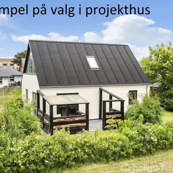 Et moderne, skråt taghus med glasudvidelse sidder omgivet af frodig have og nabohuse. Tekst: "Eksempel på valg i projekthus".
