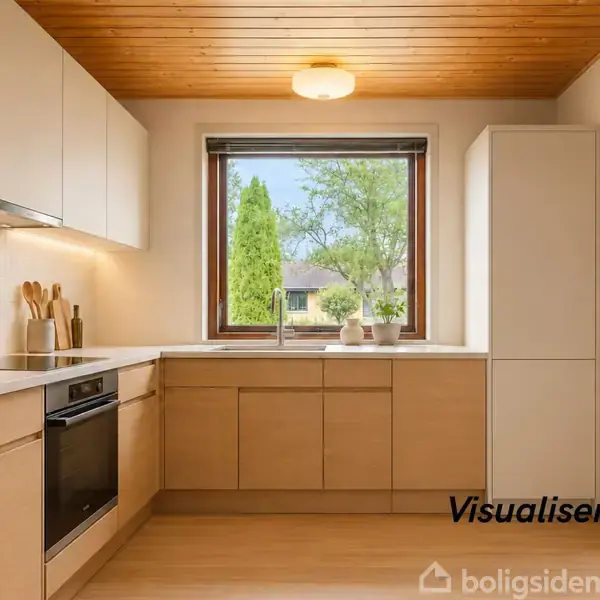 Lyst køkken med træskabe og moderne apparater, hvor knive og skærebrætter står på bordet. Udsigt gennem et stort vindue til en have. Tekst: "Visualisering".