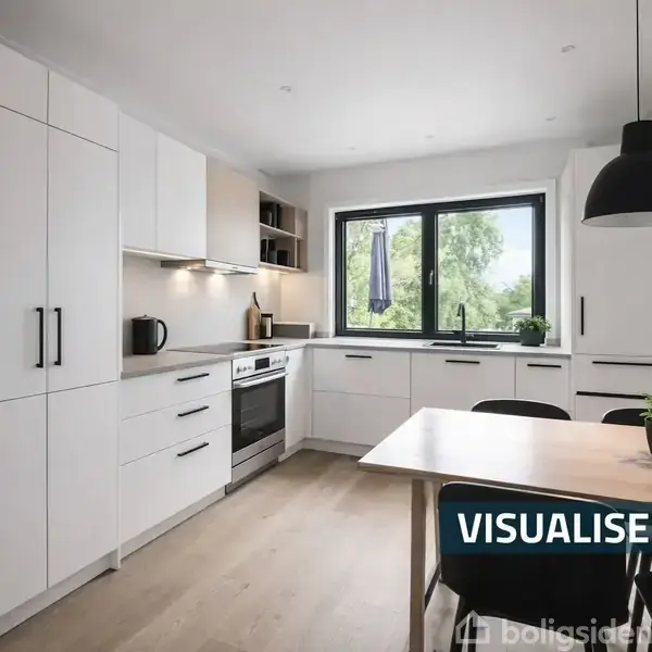 Et moderne køkken med hvide skabe og integreret ovn. Der er en sort pendellampe over et spisebord. Et stort vindue giver udsigt til træer. Tekst: "VISUALISERING".
