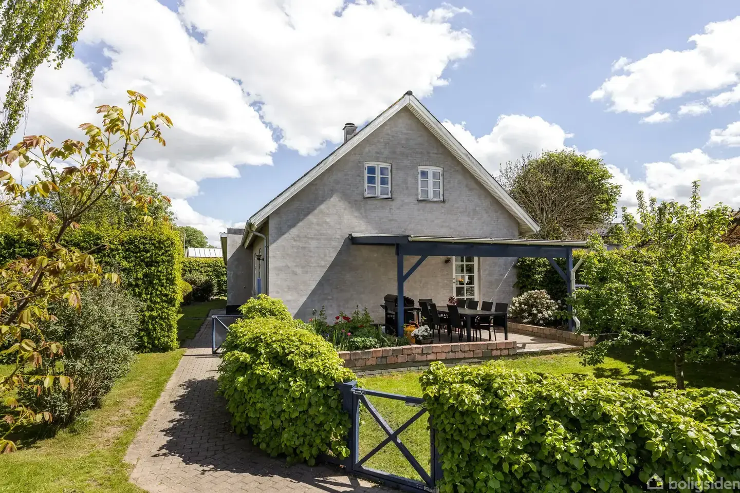 Indbydende villa med hyggelig og solrig have