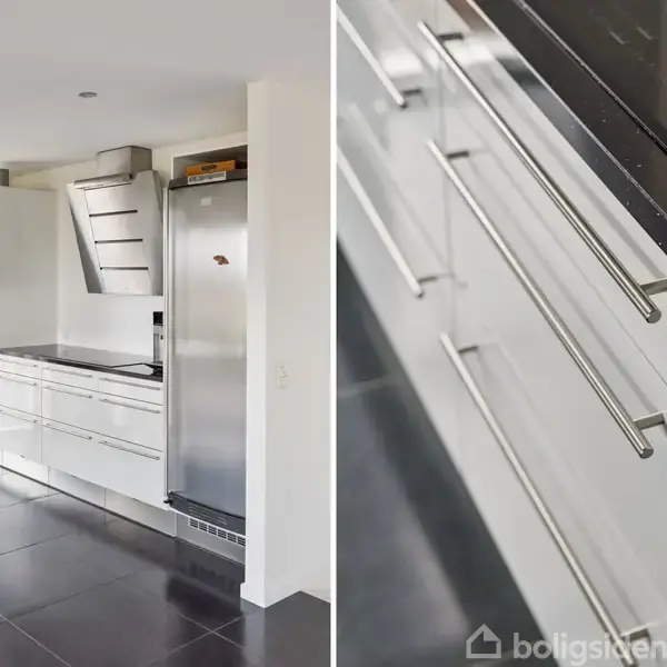 Moderne køkken med hvide skabe og sorte bordplader i venstre billede; højre billede viser detaljerede metalgreb på skufferne. Køkkenet har også en indbygget ovn og stålventilation.