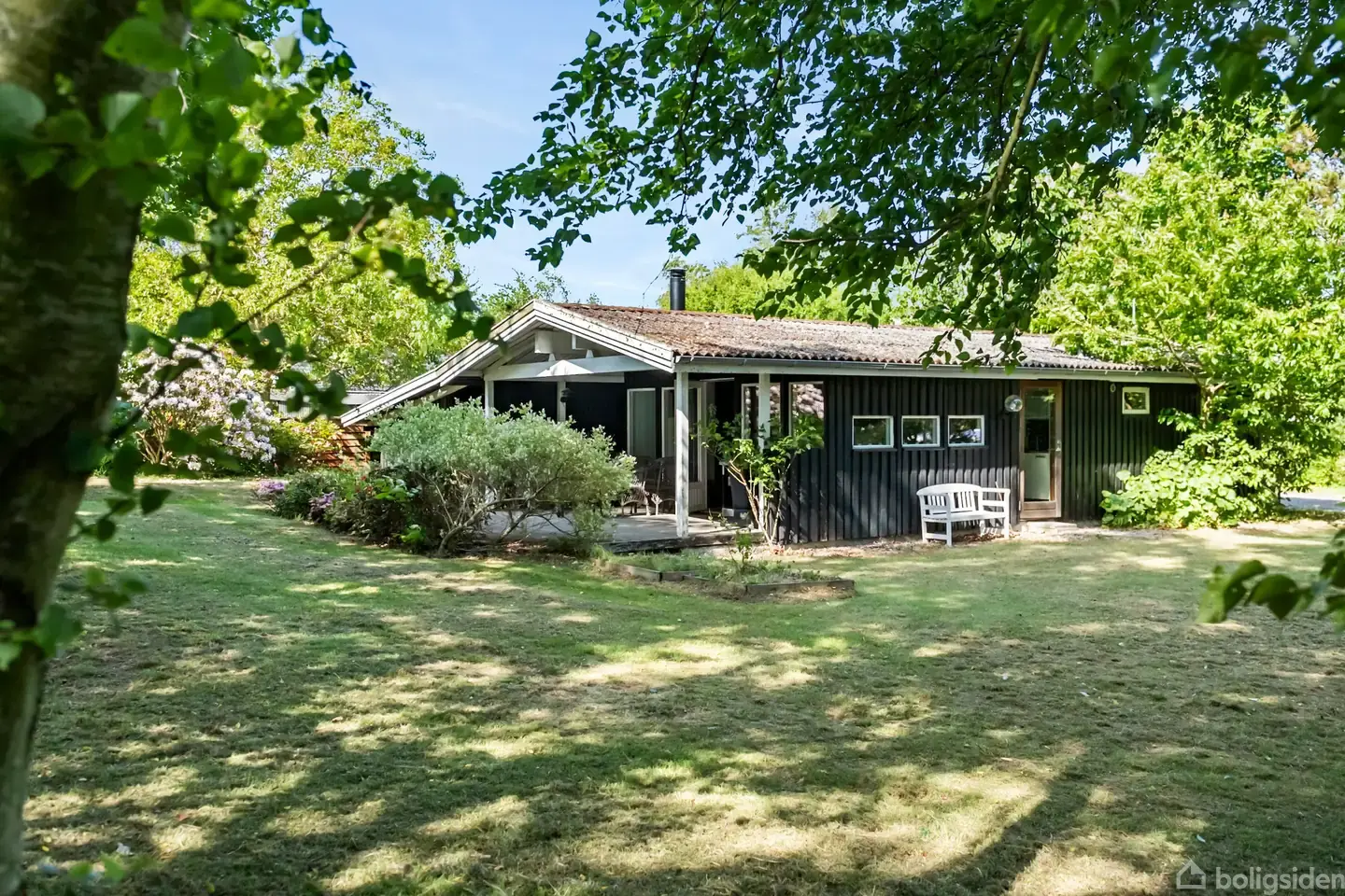 Lyst og indbydende sommerhus med stor fredfyldt have