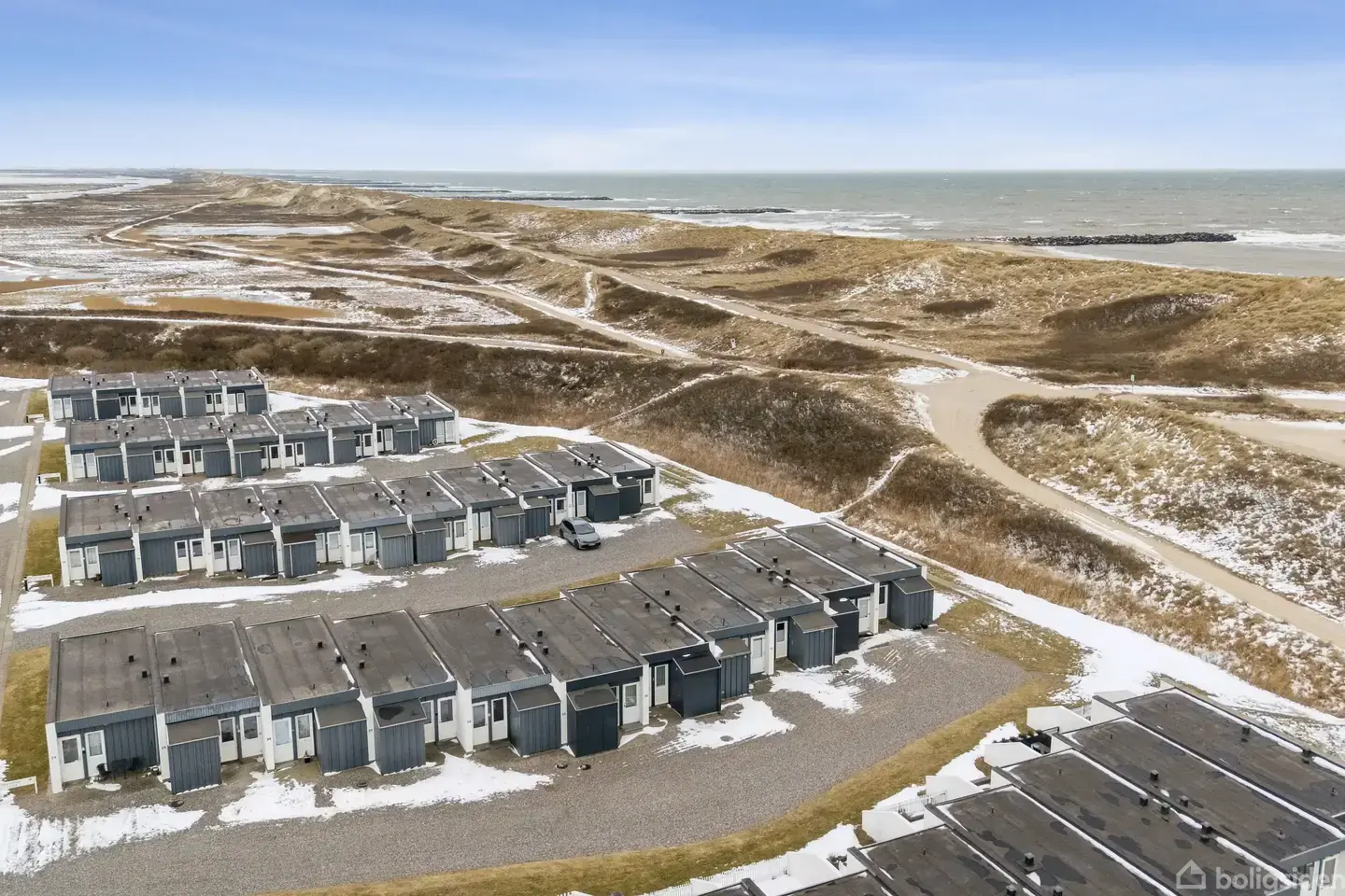 LIGE VED FODEN AF KLITTERNE, FÅ METER FRA VESTERHAVET