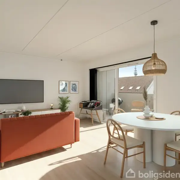 Stue med rød sofa står mod fjernsynet på hvid væg; rundt bord med træstole og hængende lampe. Stort vindue giver udsigt til tagterrasse og klar, lys atmosfære.