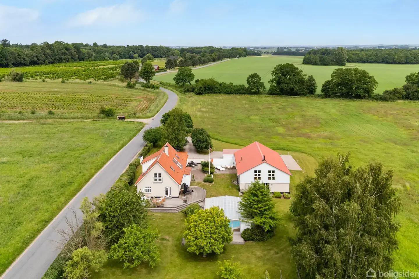 Landejendom med pool, gildesal, udsigt og 71.347 m2 grund