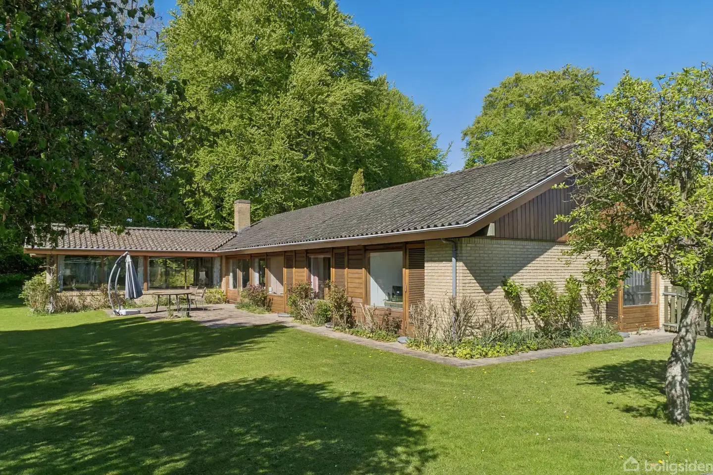 Arkitekttegnet Johan Christensen-villa mellem skov og vand