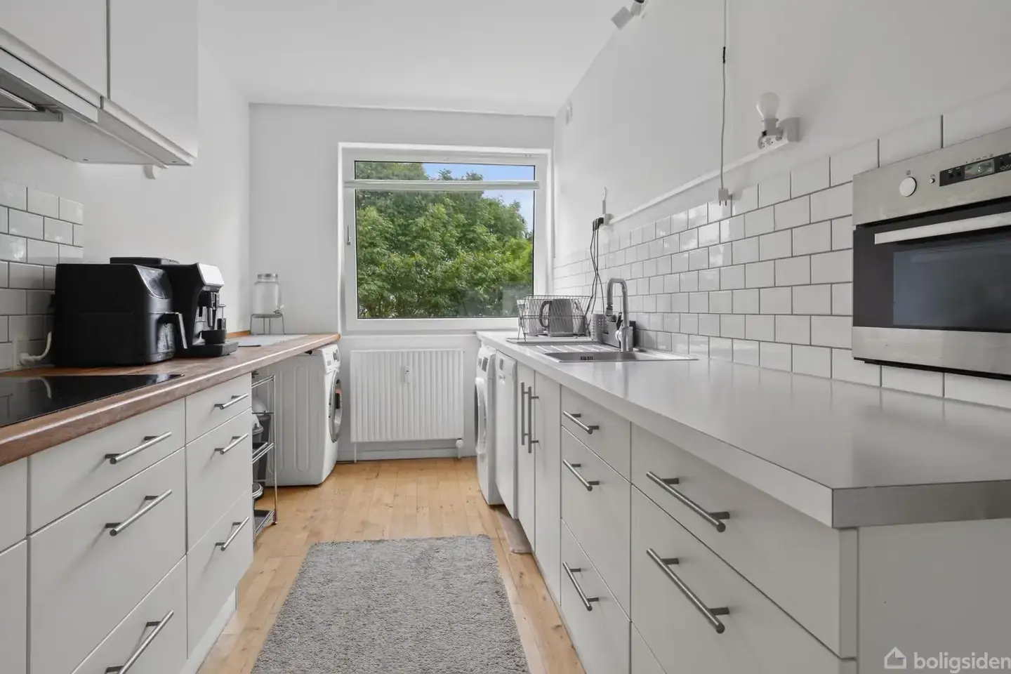 Øverste etage med fri udsigt over grønne omgivelser og stor, vestvendt altan