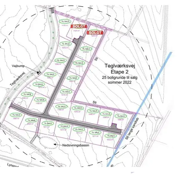 Kort over byggegrunde. Centralt: byggegrunde markeret med numre, to solgt. Tekst: "Teglværksvej Etape 2, 25 boliggrunde til salg sommer 2022." Omgivelser: veje, vejbump, regnvandsbassin.