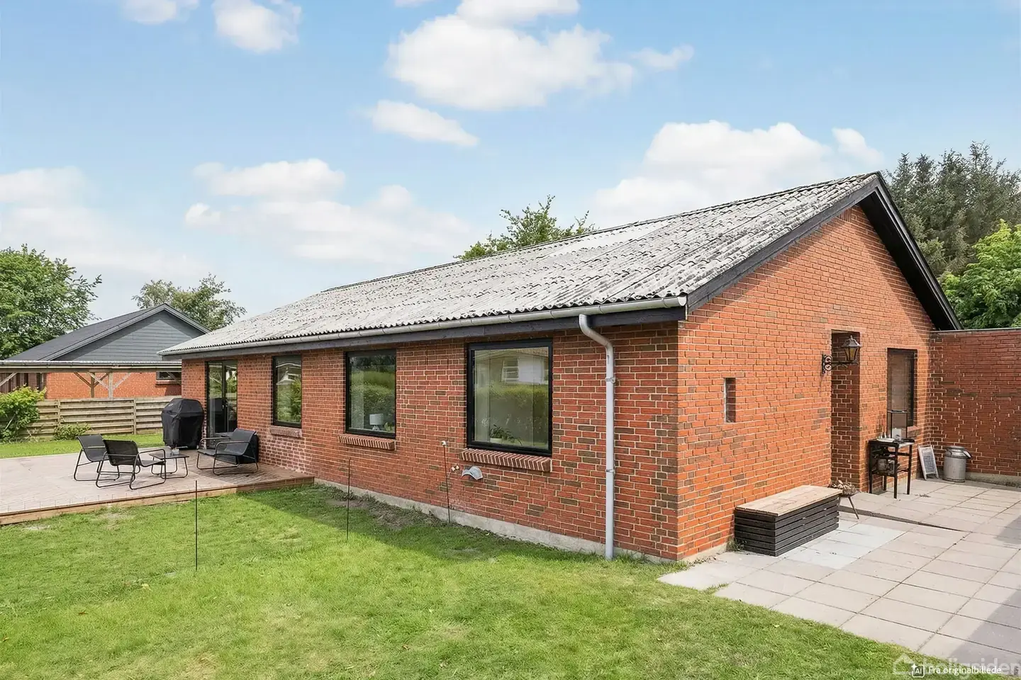 INDLYTTNINGSKLAR OG SMAGFULD RENOVERET VILLA I ROLIGT KVARTER I HALVRIMMEN