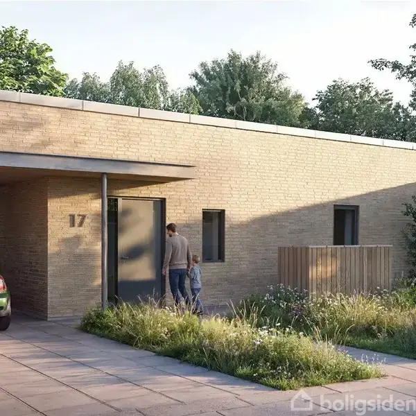 En mand står ved hoveddøren til et moderne, gult murstenshus, nummer 17. En grøn bil er parkeret ved siden af indkørslen, omgivet af frodige planter og træer.