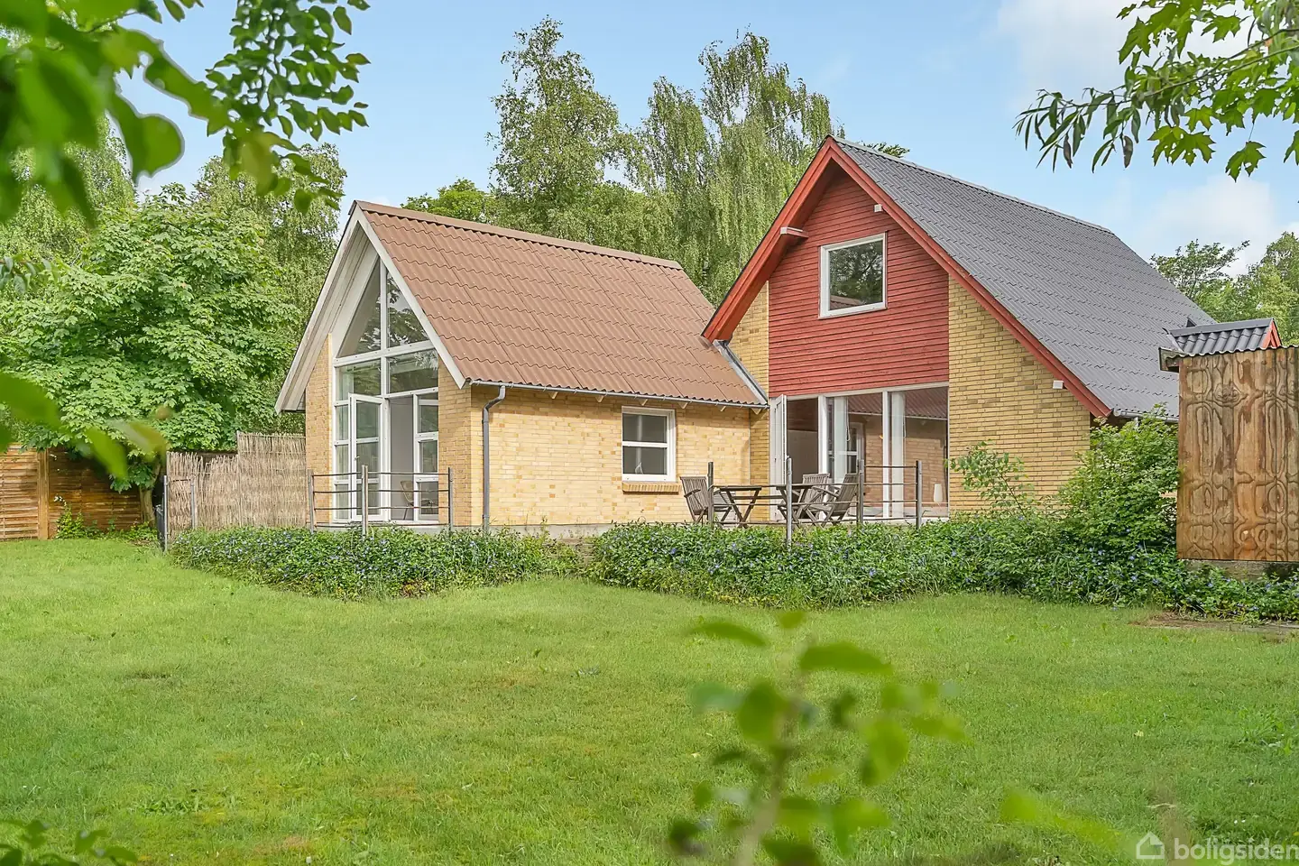 Hyggelig og indflytningsklar med storslået natur lige udenfor døren!