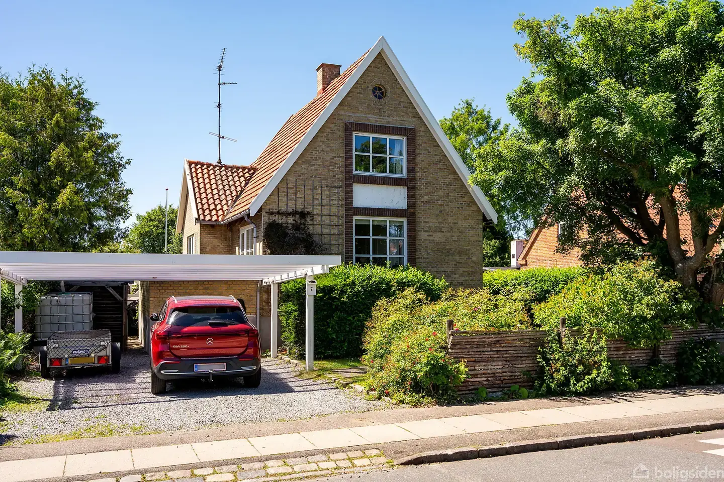 Klassisk og solid murermestervilla med sjæl, charme og plads til familielivet