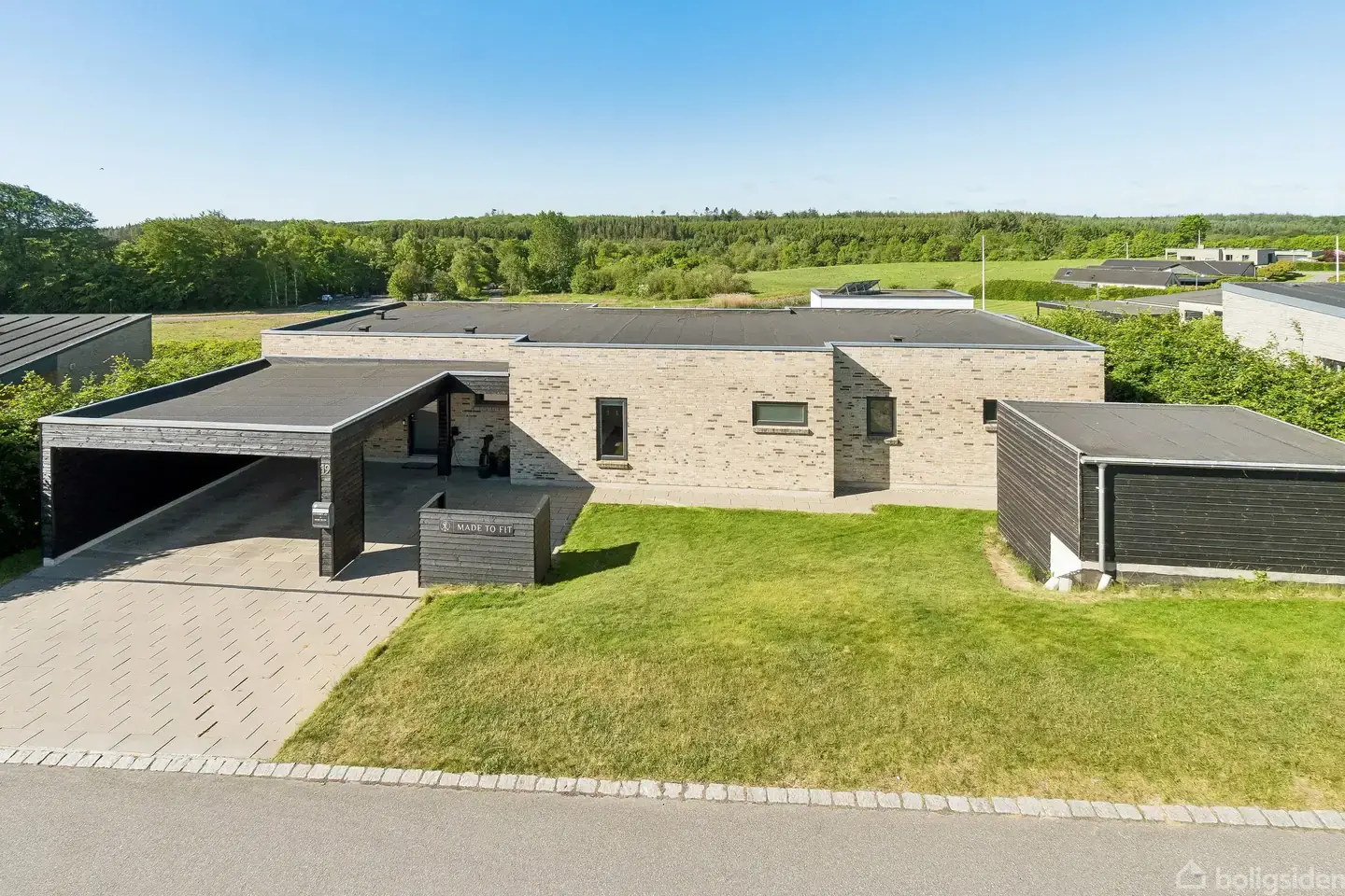 Eksklusiv villa med masser af lys og natur lige udenfor