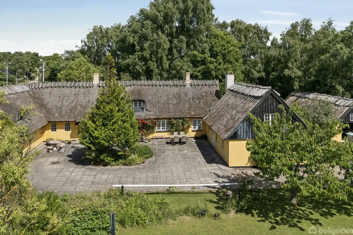 EN SJÆLDEN STRÅTÆKT OASE MED GÅRDMILJØ OG UENDELIGE MULIGHEDER