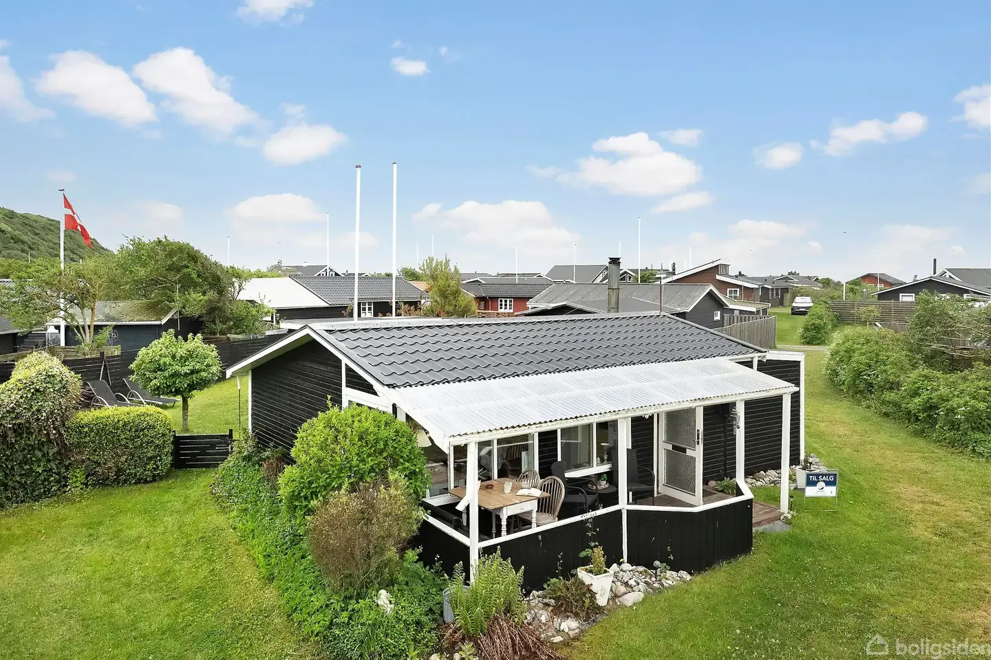 Charmerende sommerhus i Lendrup med skønne terrassemiljøer