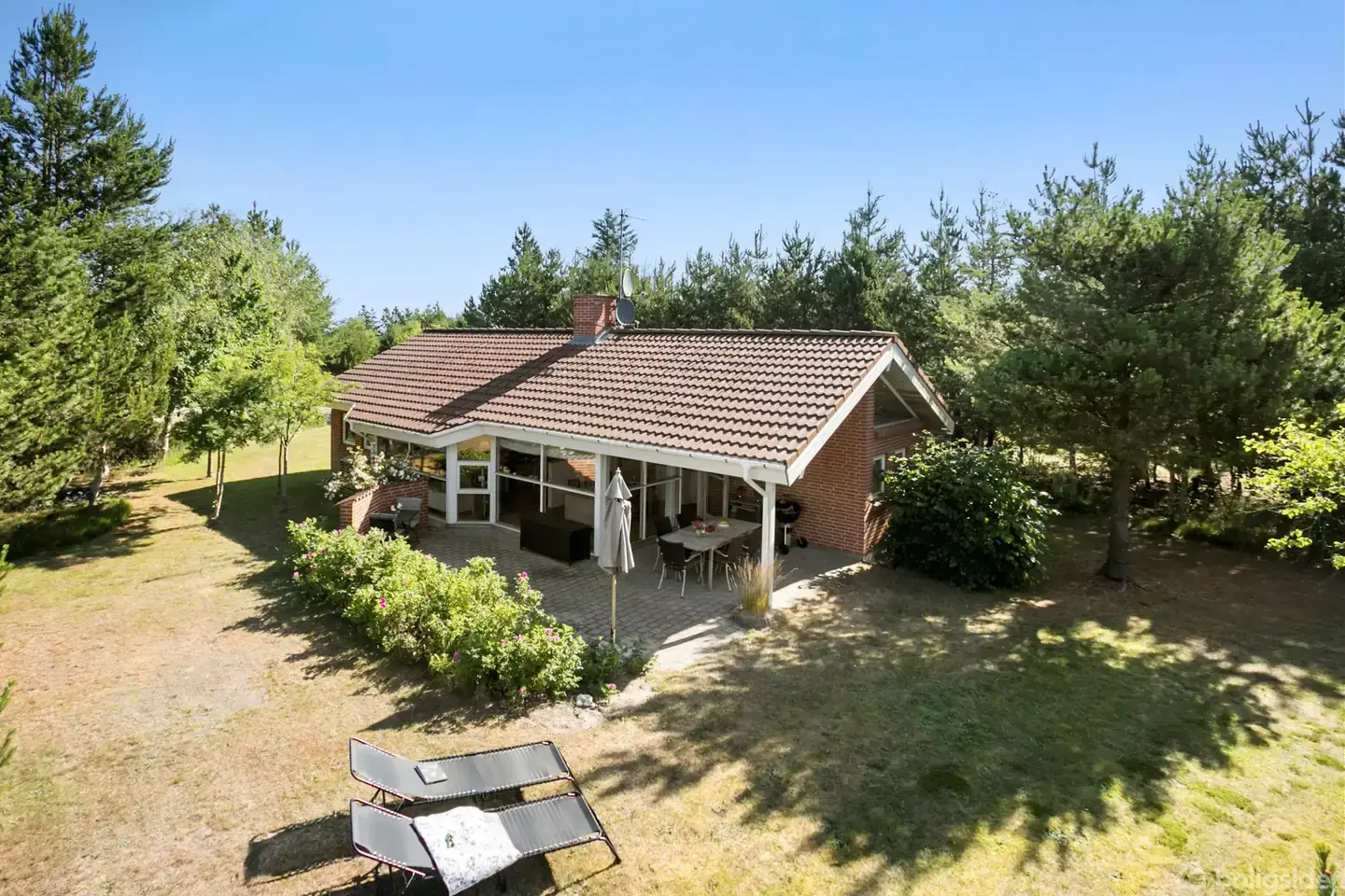 Pænt og velholdt sommerhus på lukket vej tæt på havet