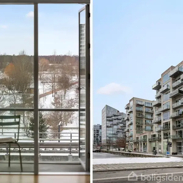 En stol står stille på en altan med udsigt over et sneklædt parklandskab. Ved siden af ses moderne lejlighedsbygninger langs en bred gade i et byområde.