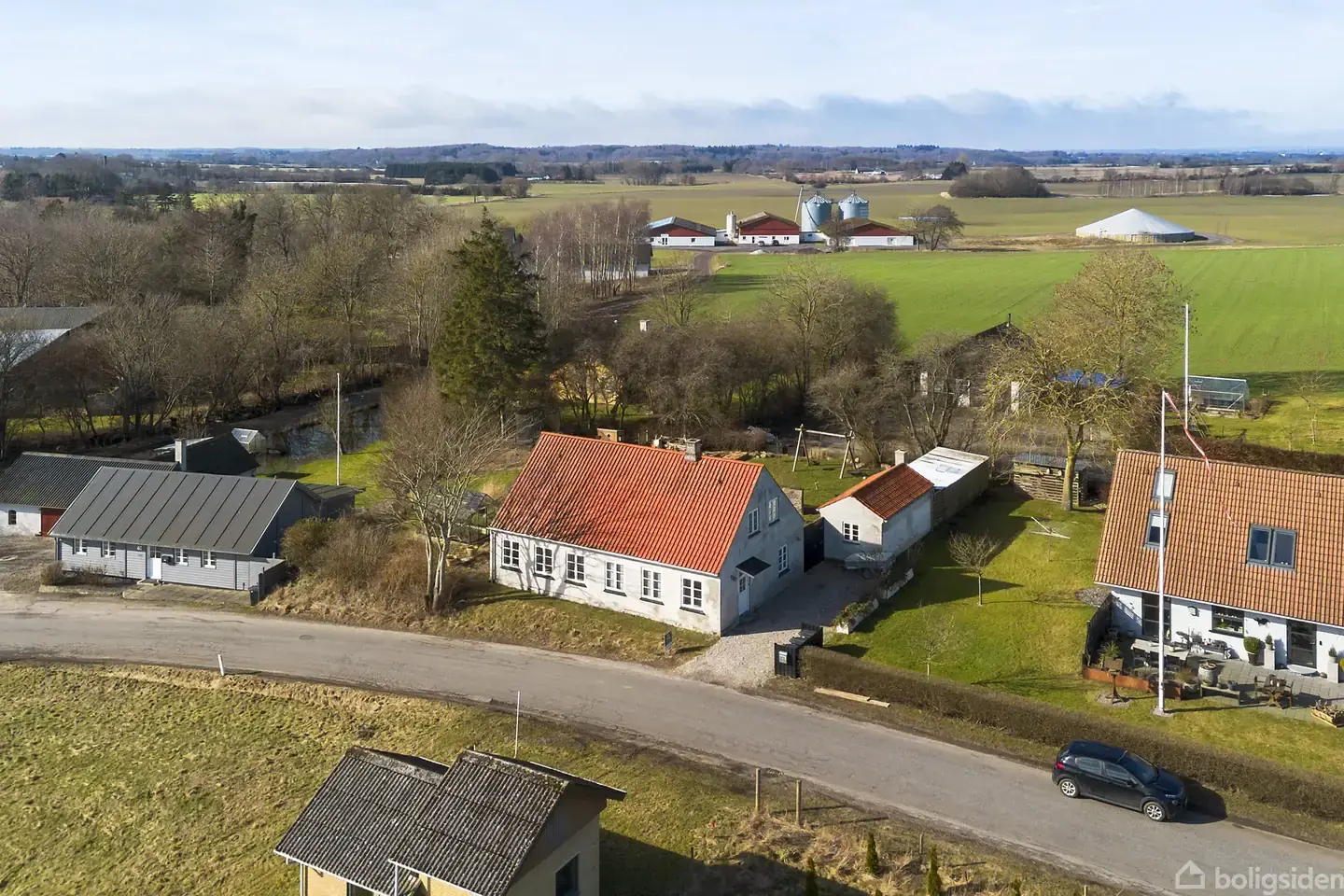 Gennemrenoveret ejendom beliggende naturskønt!