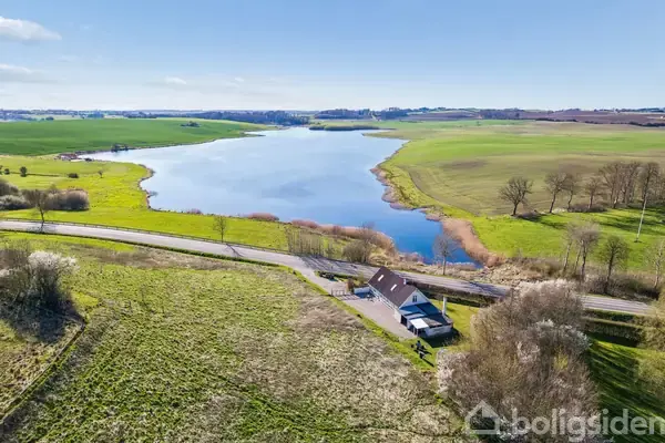 Charmerende villa med udsigt til sø og natur. Hertil er der masser af plads både inde og ude
