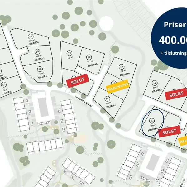 Kort viser boliggrunde med tommestørrelser markeret. Nogle grunde er 'SOLGT' eller 'Reserveret'. Teksten "Priser fra 400.000,- + tilslutningsbidrag" vises i en rund cirkel øverst til højre.