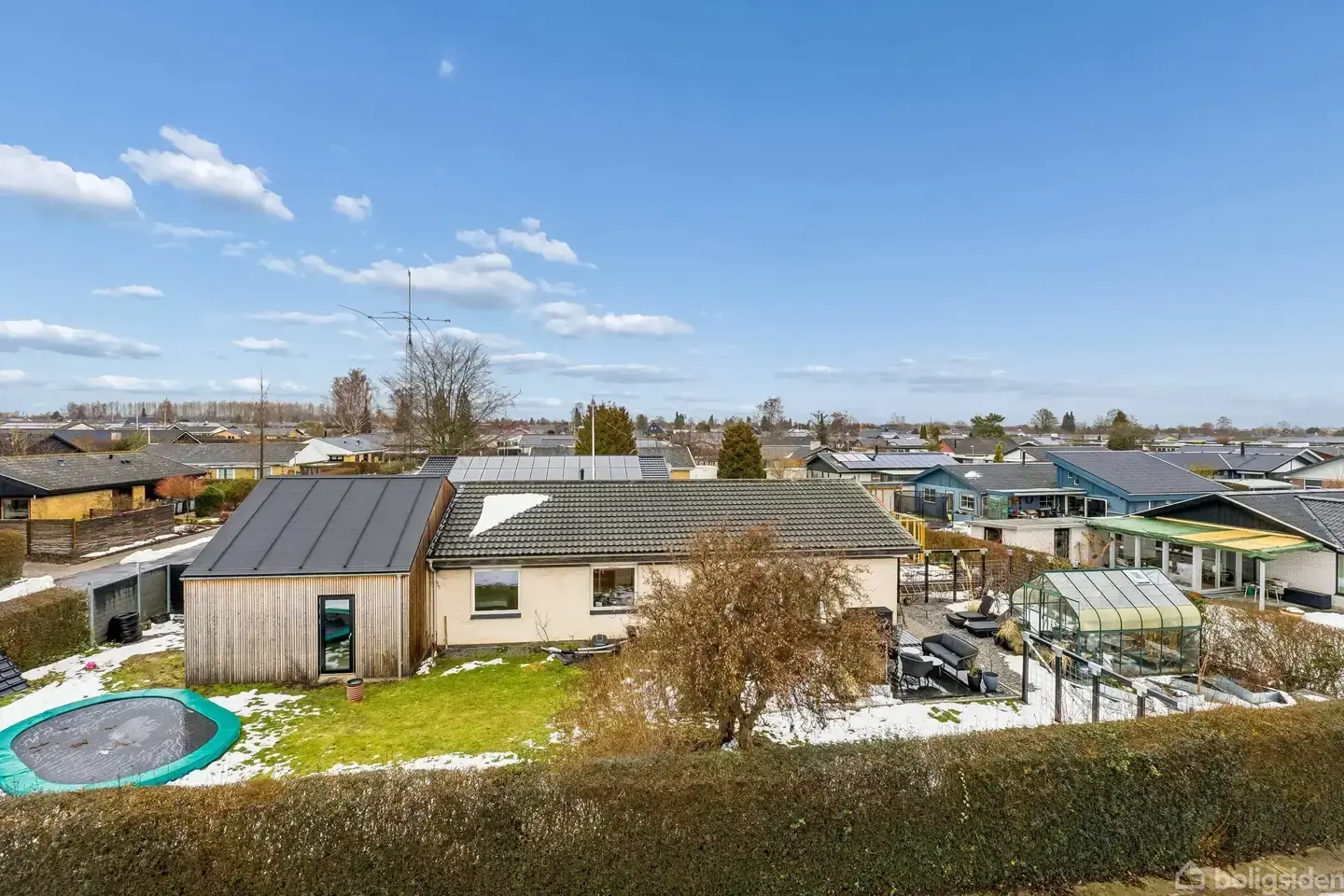 Rummelig villa med moderne tilbygning i Viften