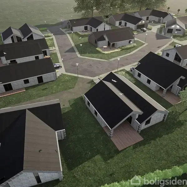 Boliger med sorte tage står i en halv-cirkelformation, omgivet af græsarealer og indkørsler. Bebyggelsen er organiseret langs en central vej med grønne planter og belysning.