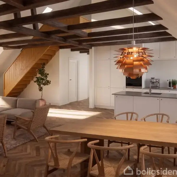 En åben stue har en moderne sofa og spisebord. Et træloft og trappe dominerer rummet. Et stilfuldt køkken er i baggrunden med en kobberlampe hængende over spiseområdet.