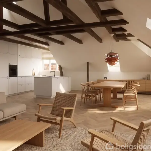 En stue med træbjælker i loftet, hvide køkkenskabe til venstre, og spisebord med stole til højre. Lysindfald fra skråvinduer skaber en lys og moderne atmosfære.
