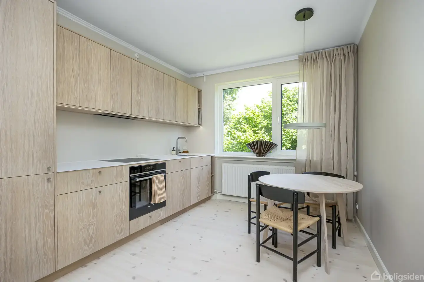 Totalrenoveret 2 - vær. med kompromisløs kvalitet i Vanløse. Nyt Scharling Woodwork køkken og badeværelse.