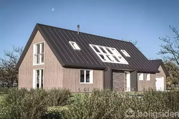En moderne træhus står stille i et landskab med blå himmel. Huset har store vinduer og et mørkt skråt tag, omgivet af grønne buske og nogle nøgne træer.
