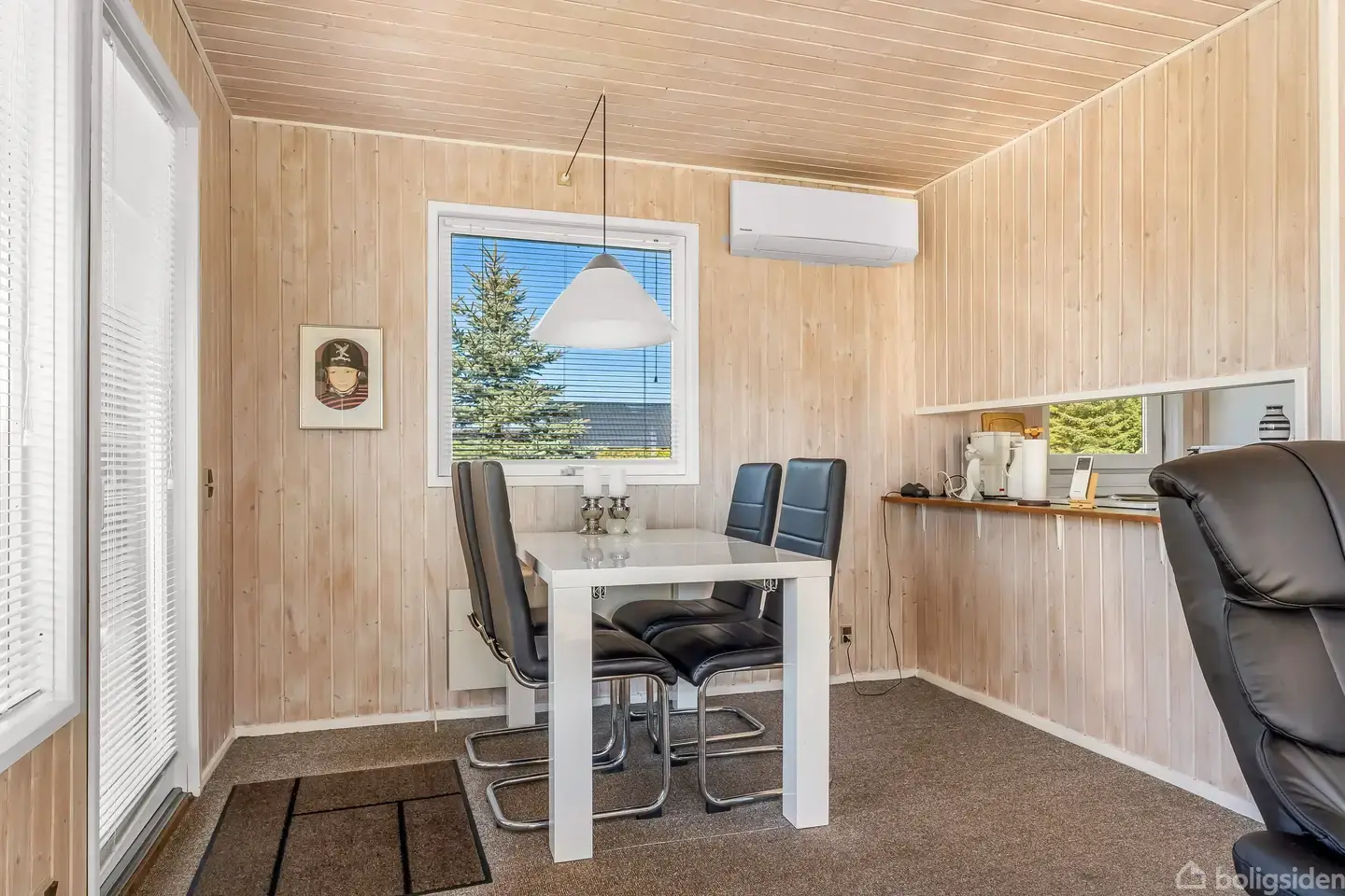 Velindrettet sommerhus med tre værelser, stor terrasse og god plads til både familie og gæster. - Visning 4