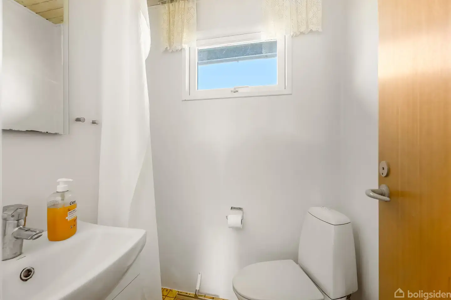 Velindrettet sommerhus med tre værelser, stor terrasse og god plads til både familie og gæster. - Visning 2