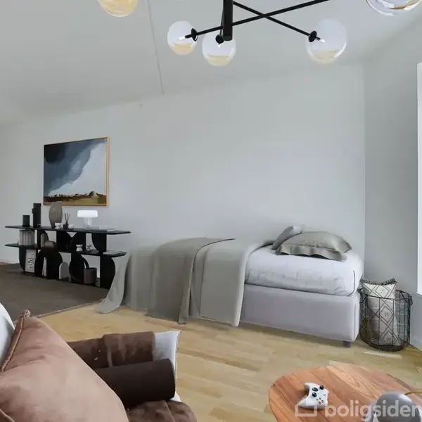En moderne stue med en enkeltseng og grå sengetæppe til højre. Sofa med puder til venstre. Et stort vindue giver naturligt lys. En hylde med dekorationer står ved væggen.