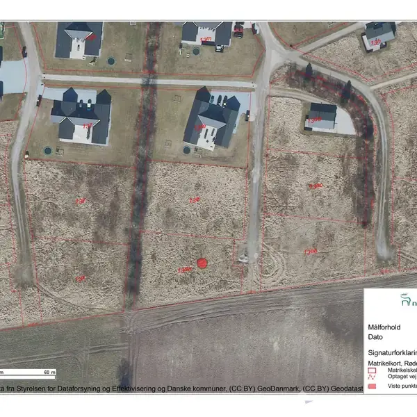 Satellitbillede viser et boligområde med flere huse, veje og parceller. Der er en signaturforklaring med tekst: "Målforhold 1:1086," "Dato 10-06-2026," "Signaturforklaring," "Matrikelkort, Røde skel (DAP)" og "Vejledende."